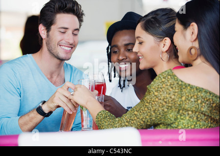 Freunde, toasten Getränke in einem restaurant Stockfoto