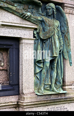 Ein Engel, aus Kupfer, in einem Mausoleum in der Nekropole, Glasgow, Schottland, Großbritannien Stockfoto