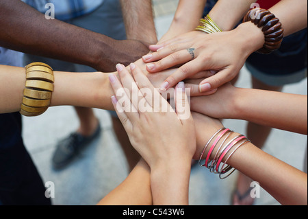 Nahaufnahme von Menschenhand aufeinander gestapelt Stockfoto