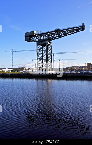 Bau-Krane in Glasgow auf Scottish Hydro Arena Website, Glasgow, Schottland, Großbritannien. Universität-Turm am Horizont. Stockfoto