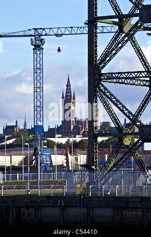 Bau-Krane in Glasgow auf Scottish Hydro Arena Website, Glasgow, Schottland, Großbritannien. Universität-Turm am Horizont. Stockfoto