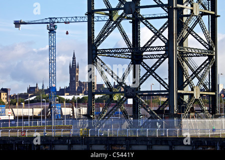 Bau-Krane in Glasgow auf Scottish Hydro Arena Website, Glasgow, Schottland, Großbritannien. Universität-Turm am Horizont. Stockfoto