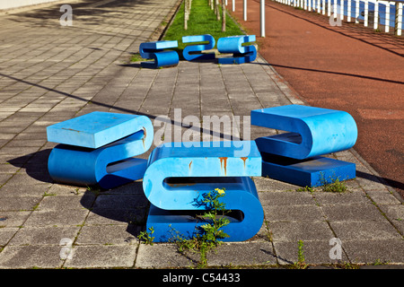 Gruppen von blauen S geformte Sitzplätze im Freien die STV-Studios neben dem Fluss Clyde in Glasgow Stockfoto