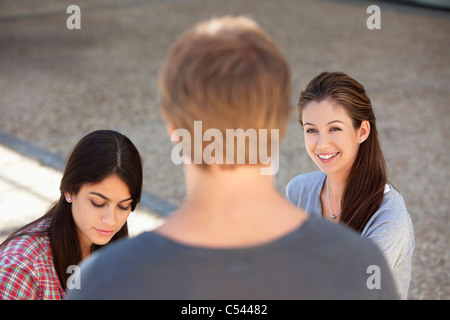 Drei Freunde, die Diskussion Stockfoto