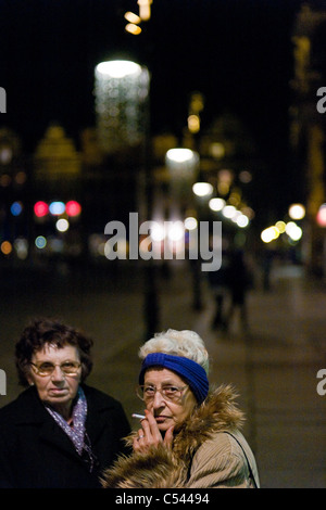 Zwei ältere Damen am alten Markt am Abend, Poznan, Polen Stockfoto