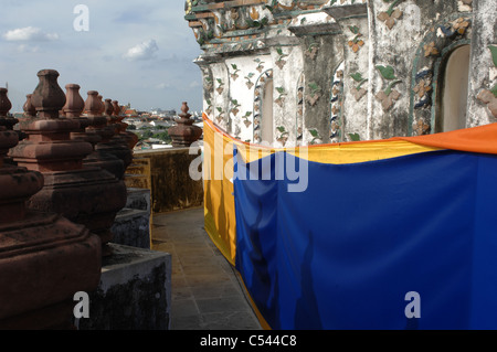 Blau und gelb Material umwickelt einen Tempel, Bangkok, Thailand. Stockfoto