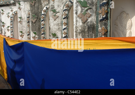 Blau und gelb Material umwickelt einen Tempel, Bangkok, Thailand. Stockfoto