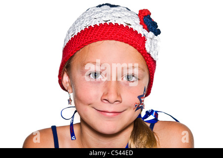 Ein junges Mädchen mit gehäkelte Mütze in rot, weiß und blau. Stockfoto