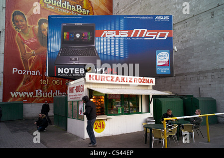 Ein Take-away Auslass und großen Plakaten in der Innenstadt, Poznan, Polen Stockfoto