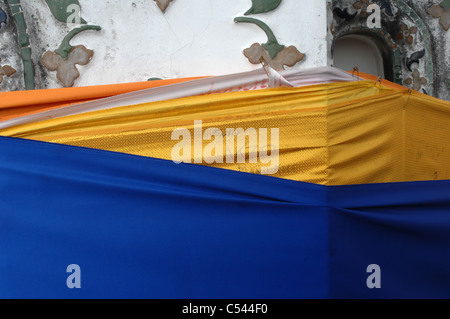 Blau und gelb Material umwickelt einen Tempel, Bangkok, Thailand. Stockfoto