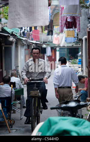 Menschen in einer Straße, Shanghai, China Stockfoto