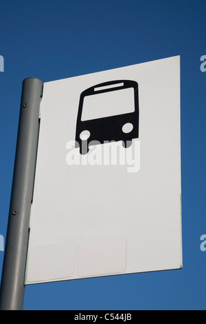 Bus Stop-Schild vor blauem Himmelshintergrund Stockfoto
