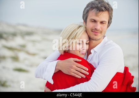 Paar, umarmen einander am Strand Stockfoto