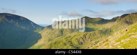Panoramablick über Fairfield und Dollywagon Hecht im Sommer im englischen Lake District, Birkhouse Moor entnommen Stockfoto