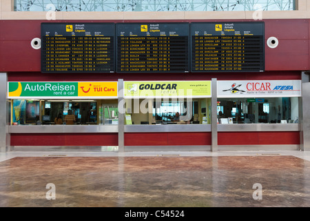 Ankünfte Bretter und Autovermietungen am Flughafen Teneriffa Süd Kanaren Spanien Stockfoto