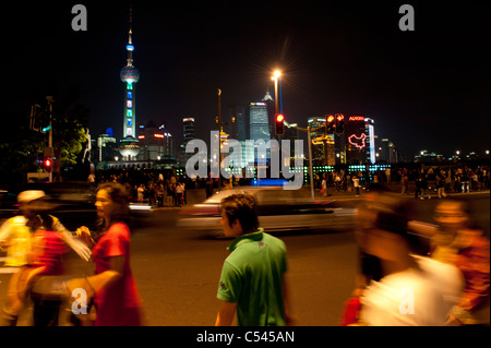 Touristen mit dem Oriental Pearl Tower im Hintergrund, der Bund, Pudong, Shanghai, China Stockfoto