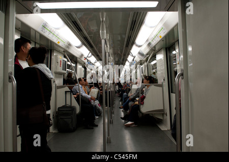 Passagiere in einer u-Bahn, Shanghai, China Stockfoto