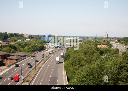 Autobahn M60 mit Pyramide Gebäude von Stockport Viadukt aus gesehen Stockfoto