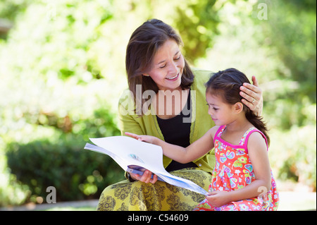 Frau mit ihrer Enkelin, ein Buch zu lesen Stockfoto
