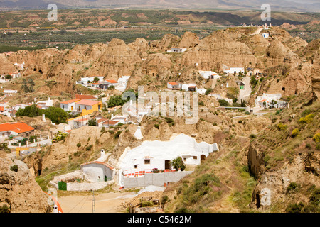 Alte Höhle Häuser in Guadix, Andalusien, Spanien. Bis zu 10.000 Personen liegen Sie noch im kühlen unterirdischen Häuser aus dem Fels gegraben Stockfoto