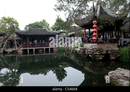 Touristen-Resort über einen Bach in Meister der Nets Garden, Suzhou, Provinz Jiangsu, China Stockfoto