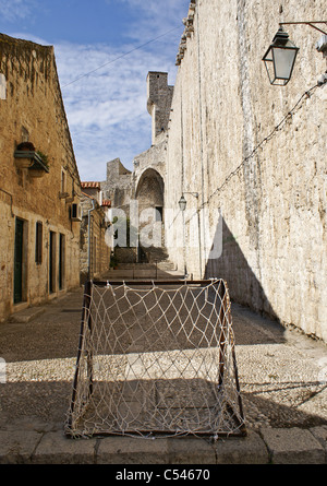 Fußballtore in einer Gasse von Dubrovnik, Kroatien Stockfoto