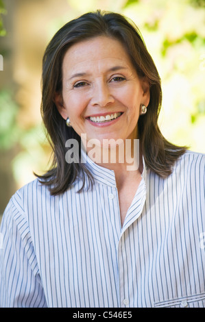Portrait einer älteren Frau lächelnd Stockfoto