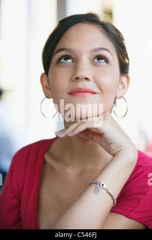 Lächelnde Frau mit Hand am Kinn nachschlagen Stockfoto