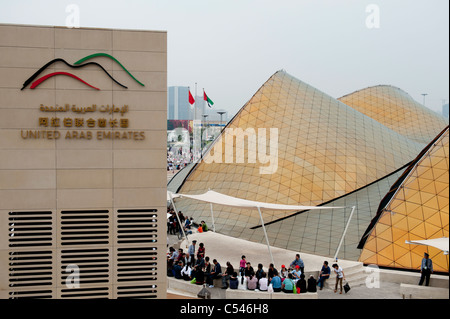 Touristen in den Vereinigten Arabischen Emiraten Pavillon in Shanghai World Expo in Shanghai, China Stockfoto