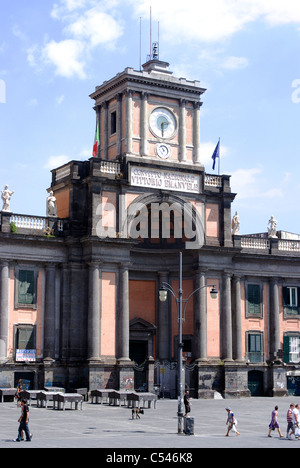 Piazza Dante, einem großen öffentlichen Platz in der Altstadt von Neapel, Kampanien, Italien Stockfoto