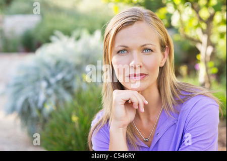 Porträt einer schönen jungen Frau mit Hand am Kinn Stockfoto