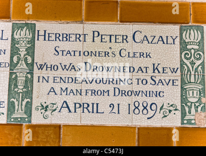 Postman es Park EC1 viktorianischen Keramik Gedenktafeln zu heroischen Opfern selbst der Londoner City of London England Europe Stockfoto