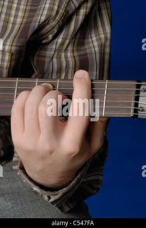 Hand des Mannes demonstriert eine F scharfen Bar-Akkord auf der Gitarre Stockfoto