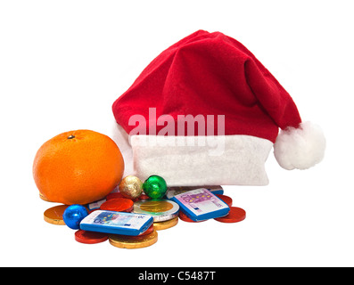 Weihnachtsmann-Mütze mit Schokolade Geld. Stockfoto