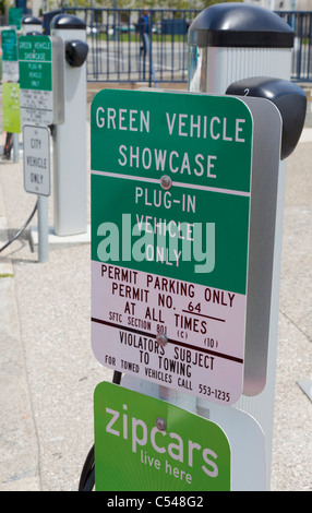 Plug-in-Punkt im Stadtzentrum von San Francisco vor dem Rathaus Kalifornien USA Ladestation für Elektroautos Stockfoto