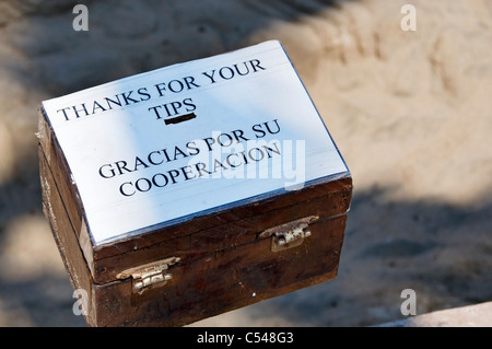 Eine verwitterte Holz Spendenbox mit Skript in Spanisch und Englisch ist bequem entlang der Malecon in Puerto Vallarta platziert. Stockfoto