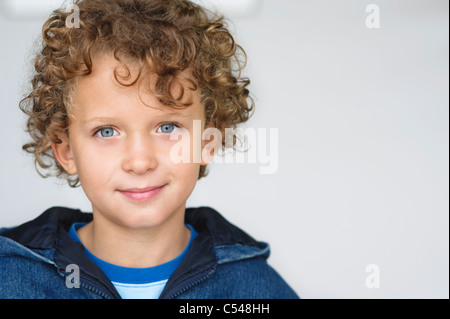 Portrait eines lächelnden jungen Stockfoto