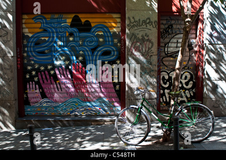 Straßenszene mit einem Fahrrad und Graffiti, Malasaña, Madrid, Spanien Stockfoto