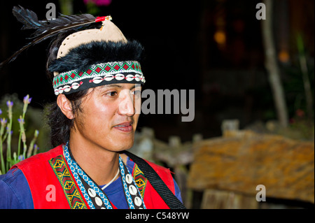 Tsou Stamm Aborigines junger Mann, A-Jiangs Guest House, Alishan National Park Scenic Area, Chiayi, Taiwan Stockfoto