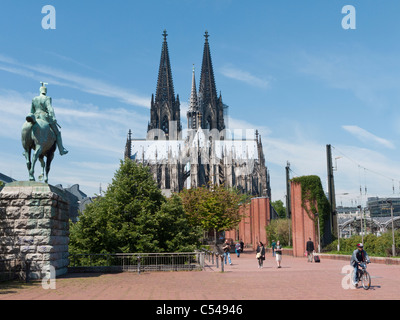 Statue von Kaiser und der Dom oder Dom in Köln Stockfoto