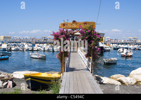 Freizeit-Pier, umgeben von Blumen, führt zu einem Restaurant im Hafen von Porto di Marina Grande, Sorrent, Kampanien, Italien Stockfoto