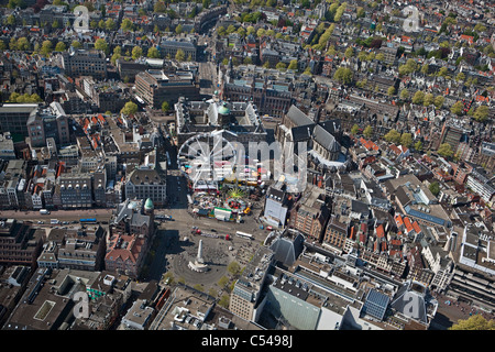 Die Niederlande, Amsterdam, Antenne des Stadtzentrums. In der mittleren Dam und den königlichen Palast. UNESCO-Weltkulturerbe. Stockfoto