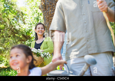Glücklich Multi-Generationen-Familie im Garten genießen Stockfoto