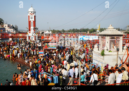 Pilger auf dem Festival Kumbh Mela in Haridwar, Indien Stockfoto