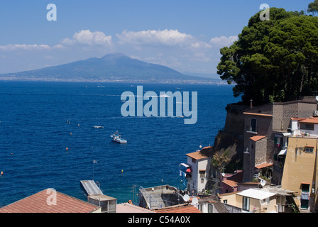 Die Bucht von Neapel mit dem Vesuv von der Marina Grande, Sorrent, Italien Stockfoto