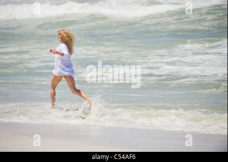 Seitenansicht einer Frau am Strand Stockfoto