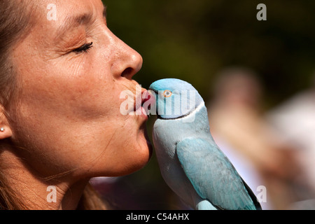 Die Niederlande, Amsterdam, Frau küssen Sittich. Stockfoto