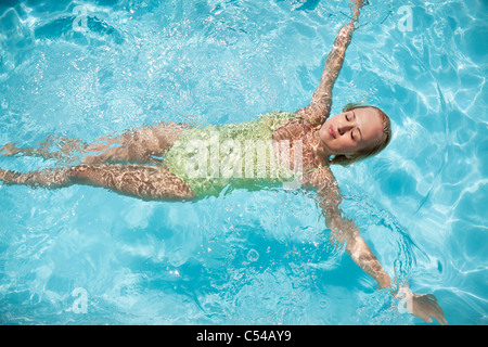 Schöne Frau schweben in einem Schwimmbad Stockfoto