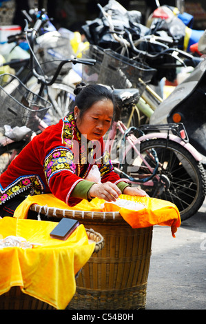 Chinesin, Herstellung und Verkauf von Handwerk waren in Shanghai Altstadt Stockfoto