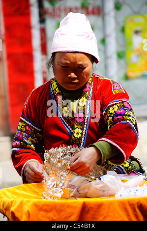 Chinesin, Herstellung und Verkauf von Handwerk waren in Shanghai Altstadt Stockfoto